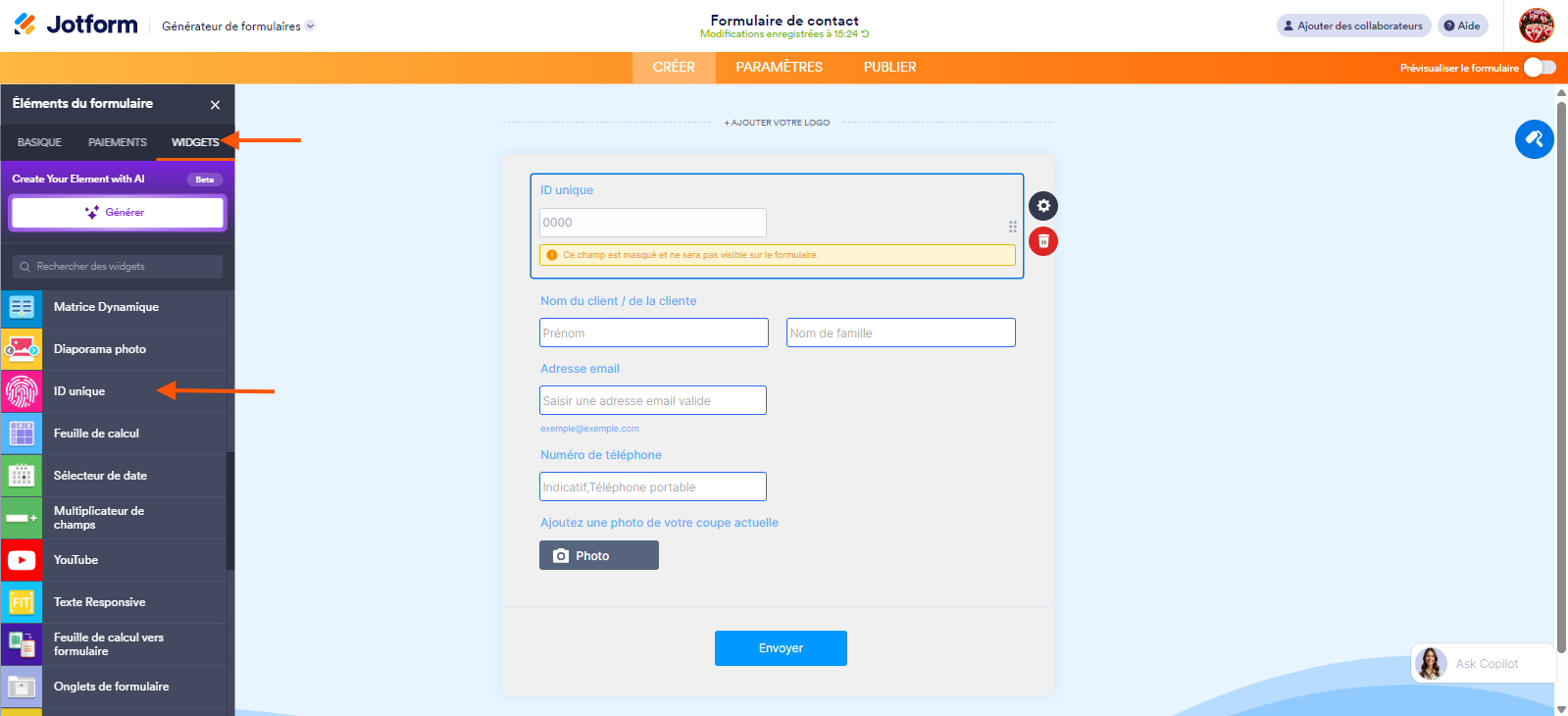 Capture d'écran d'un formulaires avec le widget IS unique ajouté dans le Générateur de formulaires Jotform avec une flèche pointant vers l'onglet Widgets du volet Éléments de formulaire à gauche et une autre pointant vers le widget ID unique