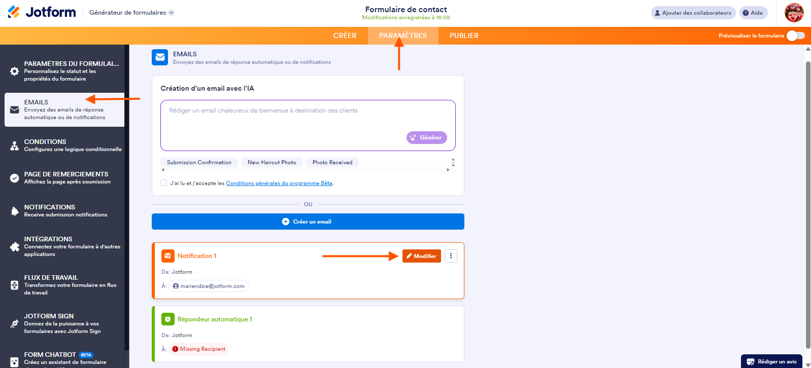 Capture d'écran de la fenêtre Emails dans le Générateur de formulaires Jotform avec une flèche pointant vers l'onglet Paramètres en haut du formulaire, une autre pointant vers Emails dans le volet à gauche et une troisième pointant vers le bouton Modifier de l'email de notification