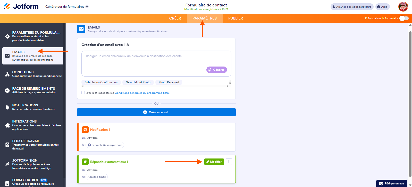 Capture d'écran de la fenêtre Emails dans le Générateur de formulaires Jotform avec une flèche pointant vers l'onglet paramètres en haut du formulaire, une autre pointant vers Emails dans le volet de gauche et une troisième pointant vers le bouton Modifier dans le section Réponse automatique