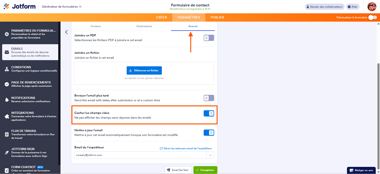 Capture d'écran de la fenêtre Réponse automatique dans le Générateur de formulaires Jotform avec une flèche pointant vers l'onglet Avancé et un encadré autour de la section Cacher les champs vides