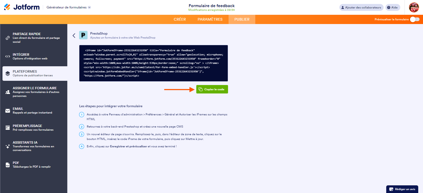 Capture d'écran d'un formulaire dans le Générateur de formulaires Jotform avec une flèche pointant vers le bouton Copier le code sur la page Prestashop