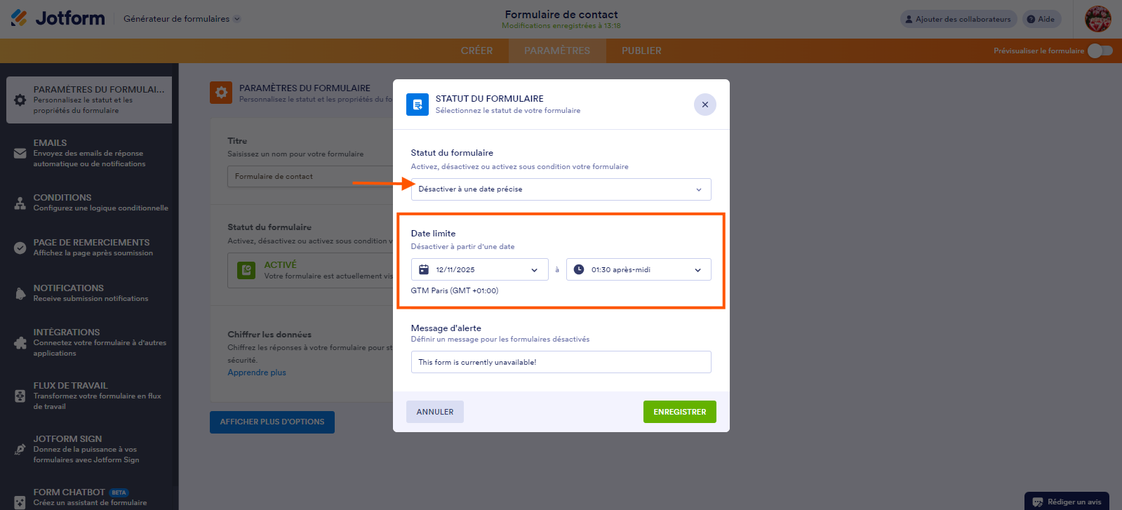 Capture d'écran du Générateur de formulaires Jotform avec la fenêtre modale Statut du formulaire, une flèche pointant vers Désactiver à une date précise et un encadré autour des dates limites renseignées