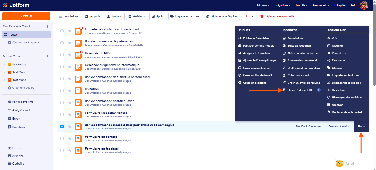 Capture d'écran d'une liste des formulaires dans le Générateur de formulaires Jotform avec un formulaire sélectionné, une flèche pointant vers Plus en bout de ligne à droite et une autre pointant vers Ouvrir l'éditeur PDF dans le menu qui s'est ouvert
