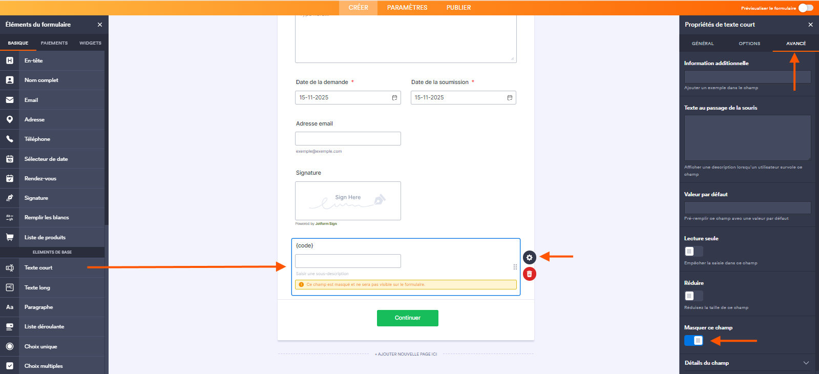 Capture d'écran d'un formulaire dans le Générateur de formulaires Jotform avec le volet Éléments de formulaire ouvert à gauche et une flèche reliant Texte court à cet élément dans le formulaire, une autre flèche pointant vers l'icône d'engrenage, une troisième pointant vers l'onglet Avancé du volet Propriétés du texte court à droite et une quatrième pointant vers le bouton Masquer ce champ qui est activé