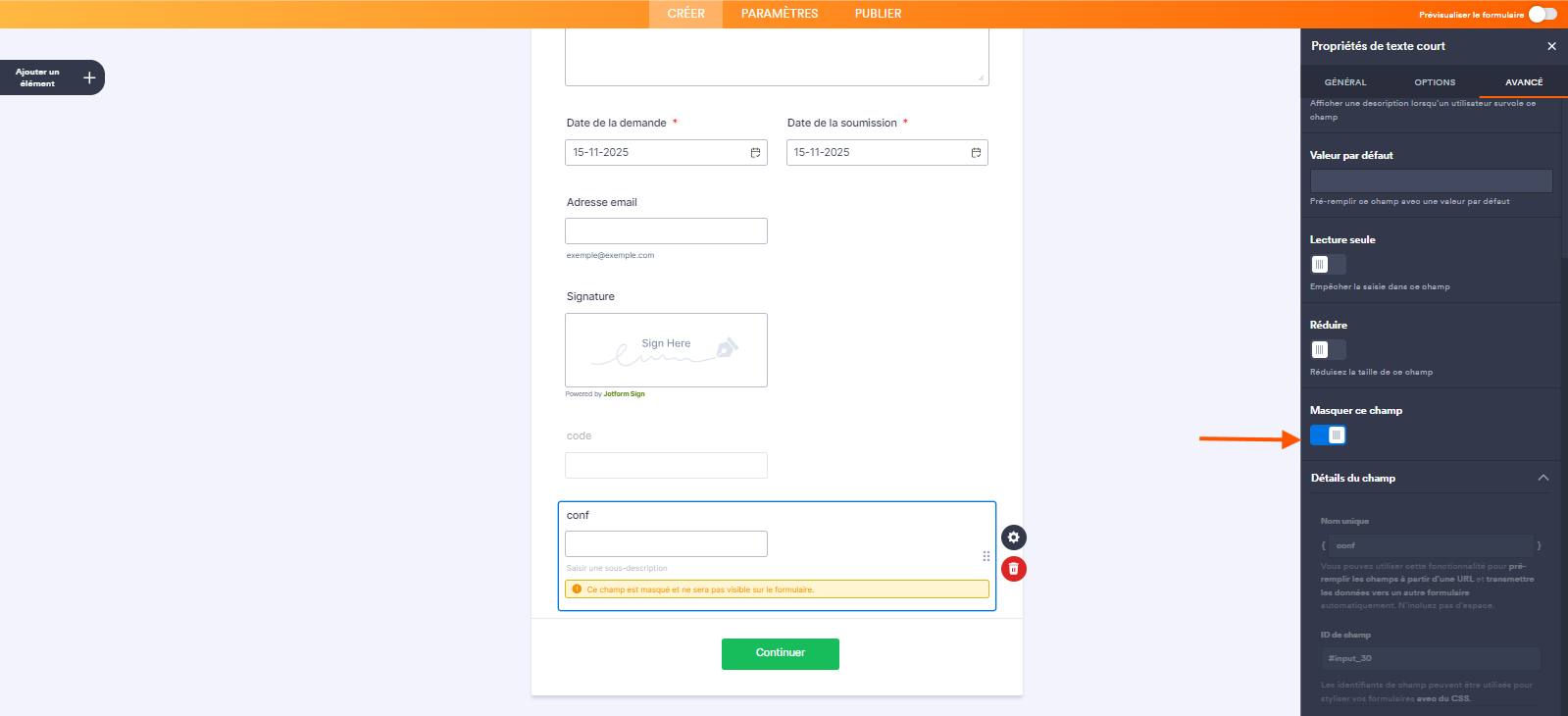 Capture d'écran d'un formulaire dans le Générateur de formulaires Jotform avec le volet Propriétés du texte court ouvert à droite, l'onglet Avancé sélectionné et une flèche pointant vers le bouton Masquer ce champ qui est activé