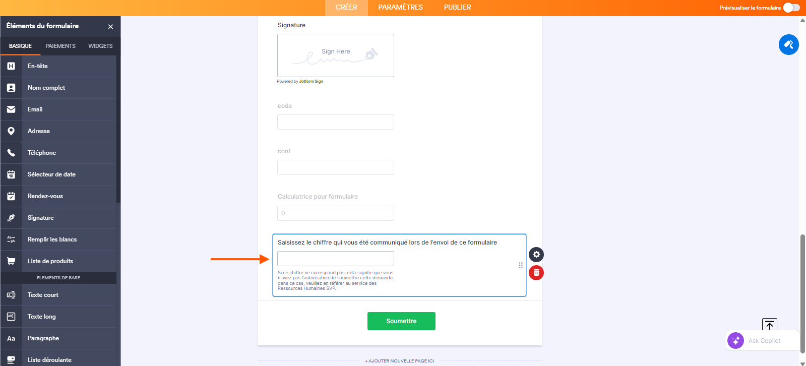 Capture d'écran du Générateur de formulaires Jotform avec un formulaire avec une flèche pointant vers un champ Texte court contenant un avertissement de message d'erreur et une recommandation pour orienter l'utilisateur dans ce cas