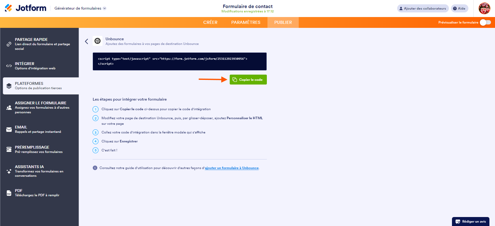 Capture d'écran du Générateur de formulaires Jotform montrant la page Unbounce et une flèche pointant vers le bouton Copier le code