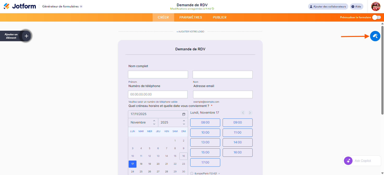 Capture d'écran d'un formulaire de rendez-vous dans le Générateur de formulaires Jotform avec une flèche pointant vers l'icône de rouleau à peinture en haut à droite