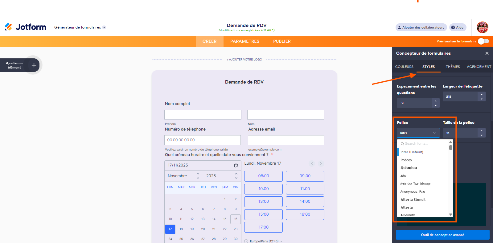 Capture d'écran d'un formulaire dans le Générateur de formulaires Jotform avec une flèche pointant vers l'onglet Styles dans le volet Concepteur de formulaires ouvert à droite et un encadré autour du menu proposant différentes polices