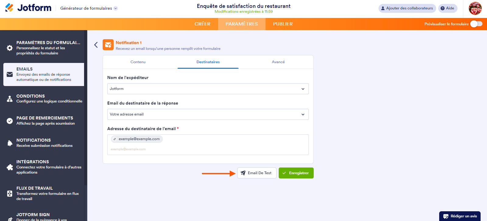 Capture d'écran de la page Notification 1 dans le Générateur de formulaires Jotform avec l'onglet Destinataires sélectionné et une flèche pointant vers le bouton Email de test