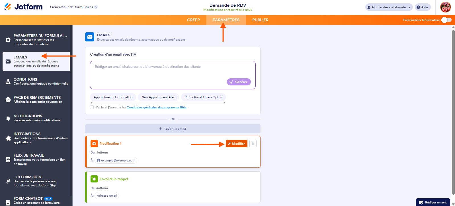 Capture d'écran de l'interface du Générateur de formulaires Jotform avec une flèche pointant vers l'onglet Paramètres en haut, une autre pointant vers Emails dans le volet de gauche et une troisième pointant vers le bouton Modifier de la section Notification 1