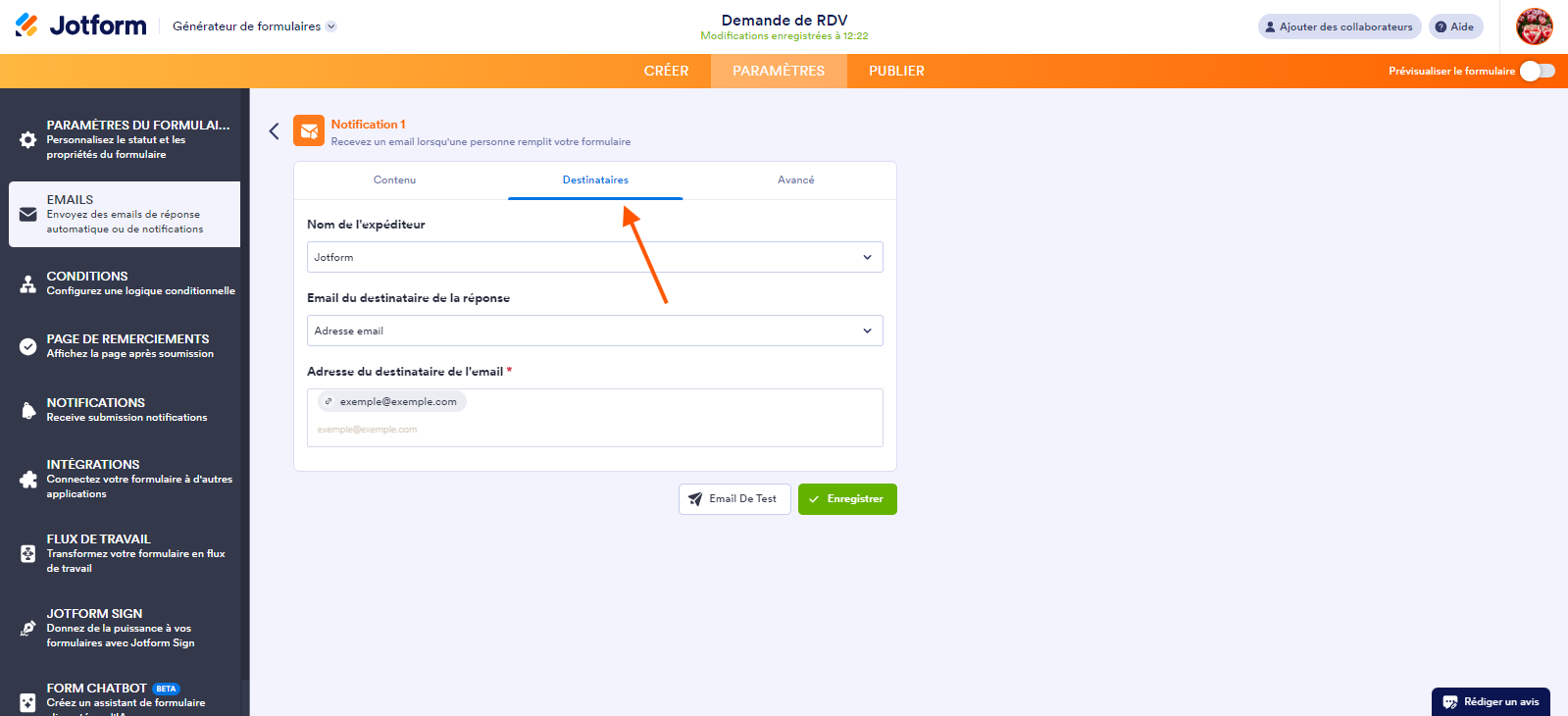 Capture d'écran de la page Notification 1 dans le Générateur de formulaires Jotform avec une flèche pointant vers l'onglet Destinataires