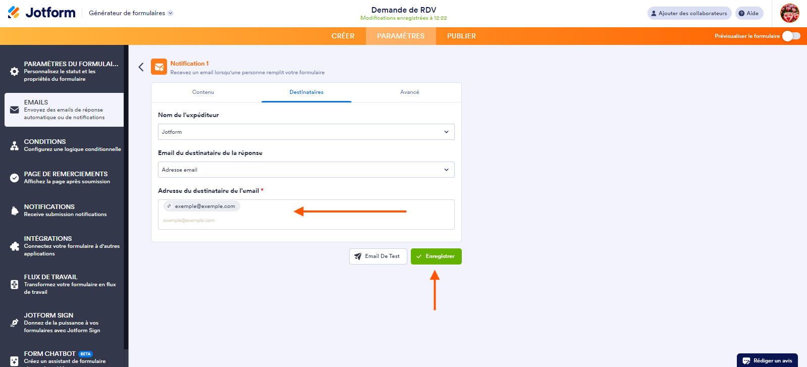 Capture d'écran de la page Notification 1 dans le Générateur de formulaires Jotform avec une flèche pointant vers la zone de saisie du champ Adresse du destinataire de l'email et une autre pointant vers le bouton Enregistrer