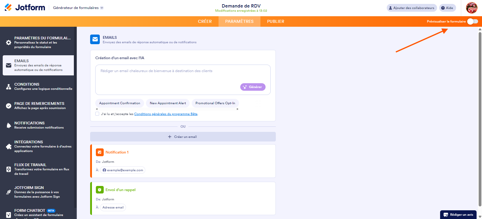 Capture d'écran de la page Emails dans le Générateur de formulaires Jotform avec une flèche pointant vers le bouton bascule Prévisualiser le formulaire dans le coin supérieur droit