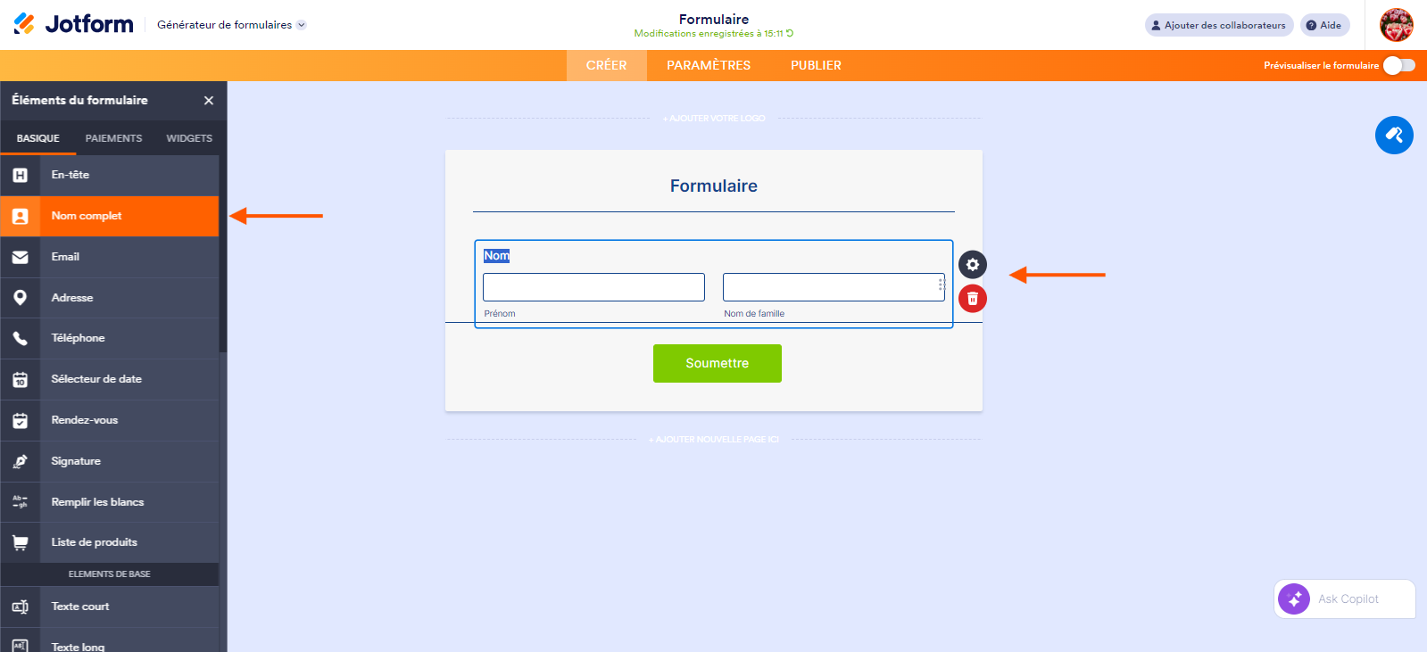 Capture d'écran de l'interface du Générateur de formulaires Jotform une flèche pointant vers l'élément Nom complet dans le volet Éléments de formulaire à gauche et une autre vers cet élément dans le formulaire