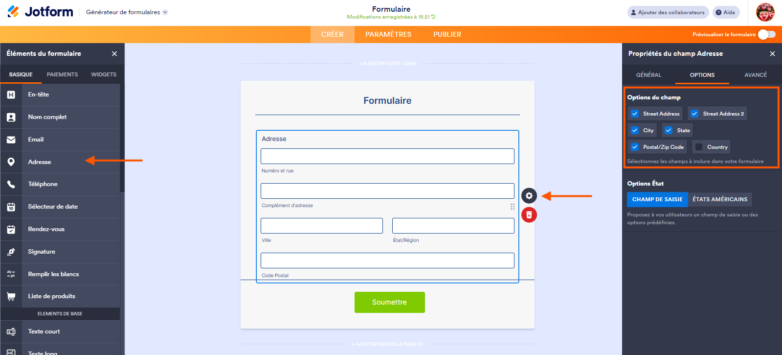 Capture d'écran de l'interface du Générateur de formulaires Jotform avec une flèche pointant vers l'élément Adresse dans le volet Éléments de formulaire à gauche, une autre pointant l'icône d'engrenage de cet élément dans le formulaire et un encadré autour de la section Options de champ
