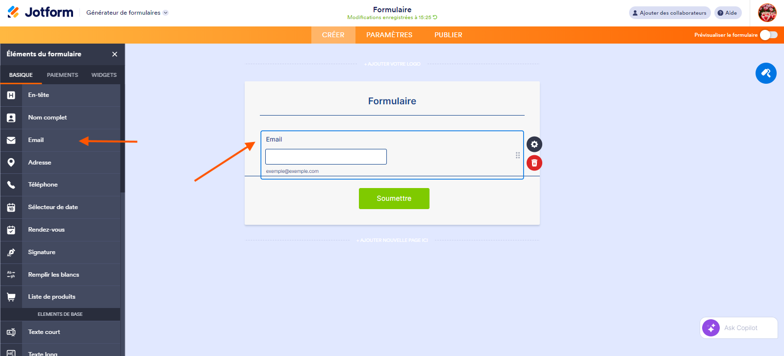 Capture d'écran de l'interface du Générateur de formulaires Jotform avec une flèche pointant vers l'élément Email dans le volet Éléments de formulaire à gauche et une autre pointant vers cet élément placé dans le formulaire