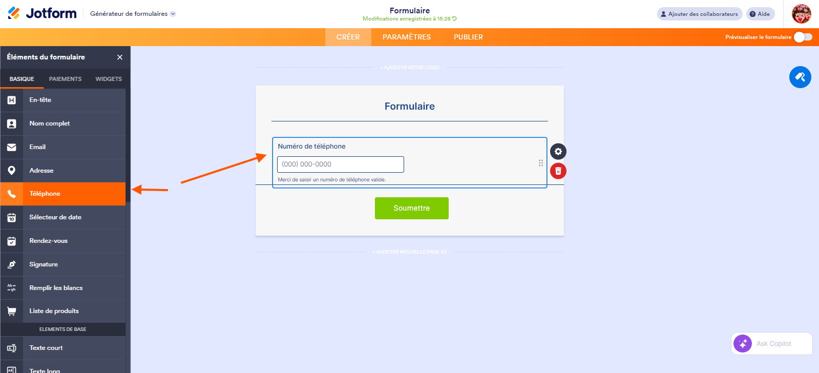 Capture d'écran de l'interface du Générateur de formulaires Jotform avec une flèche pointant vers l'élément Téléphone dans le volet Éléments de formulaire à gauche et une autre pointant vers cet élément placé dans le formulaire