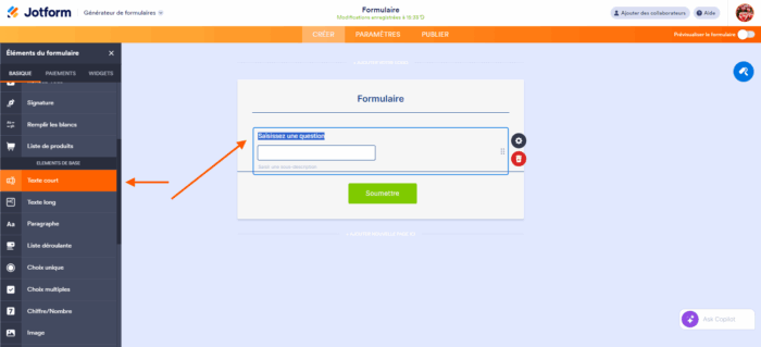Capture d'écran de l'interface du Générateur de formulaires Jotform avec une flèche pointant vers l'élément Texte court dans le volet Éléments de formulaire à gauche et une autre pointant vers cet élément placé dans le formulaire