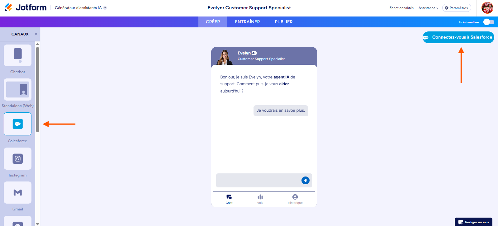 Capture d'écran de l'interface du Générateur d'assistants Jotform avec une flèche pointant vers Salesforce dans le volet Canaux à gauche et une autre pointant vers le bouton Connectez-vous à Salesforce