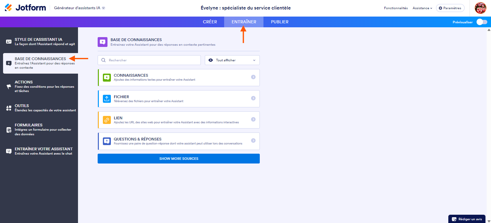Capture d'écran de l'interface du Générateur d'assistants Jotform montrant la page Base de connaissances, une flèche pointant vers l'onglet Entraîner en haut et une autre pointant vers Base de connaissances dans le volet ouvert à gauche