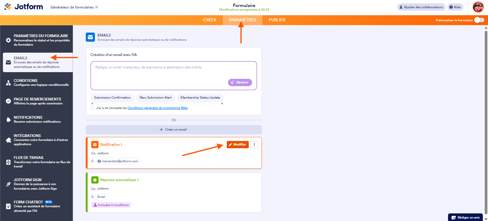 Capture d'écran de l'interface du Générateur de formulaires Jotform avec une flèche pointant vers l'onglet Paramètres, une autre pointant cers Emails dans le volet de gauche et une troisième pointant vers le bouton Modifier deu modèle d'email de notification
