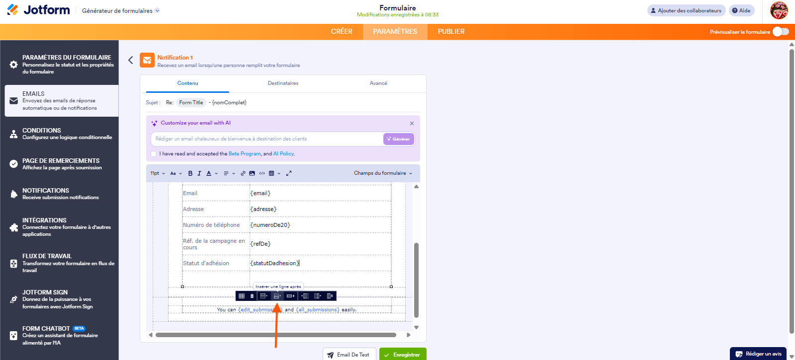 Capture d'écran de la page Notification 1 dans le Générateur de formulaires Jotform avec une flèche vers la barre d'outil de tableau visibles et une flèche pointant vers Insérer une ligne après 