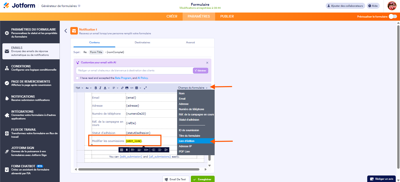 Capture d'écran de la page Notification 1 dans le Générateur de formulaires Jotform avec une flèche pointant vers le bouton Champs de formulaire, une autre pointant Lien d'édition dans le menu qui s'ouvre et un encadré autour de la nouvelle ligne mentionnant {edit_link}