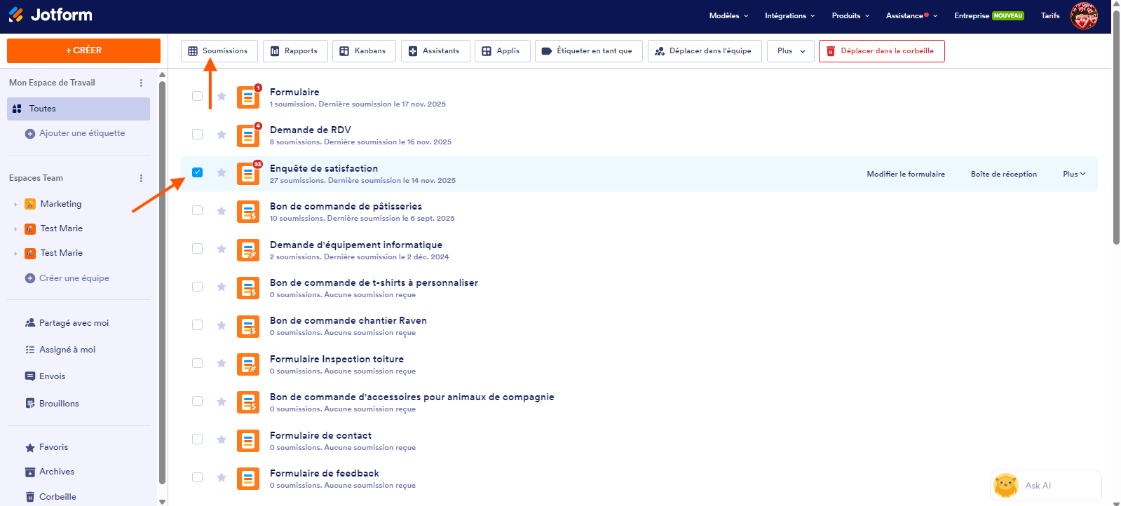 Capture d'écran d'une liste de formulaires dans le Générateur de formulaires Jotform avec une flèche pointant vers la case cochée pour sélectionner un formulaire et une autre pointant vers le bouton Soumissions en haut