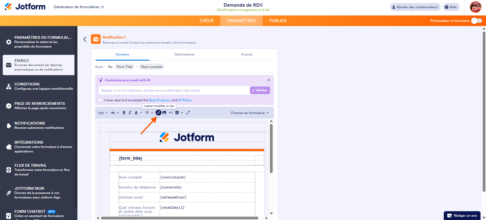Capture d'écran de l'éditeur d'email dans le Générateur de formulaires Jotform avec une flèche pointant vers l'icône de lien