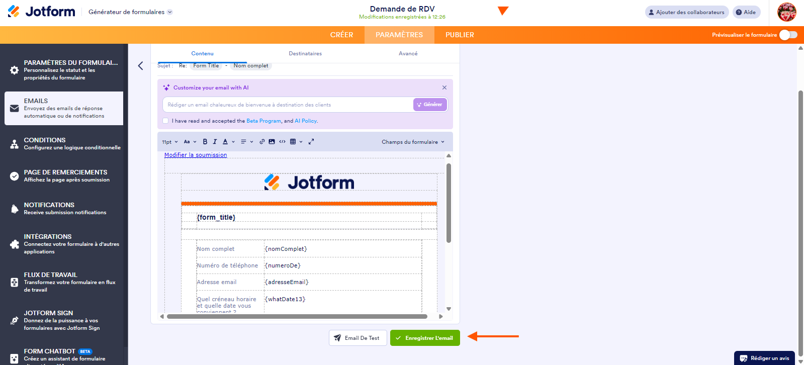 Capture d'écran de l'éditeur de l'email Notification 1 dans le Générateur de formulaires Jotform avec une flèche pointant vers le bouton Enregistrer l'email