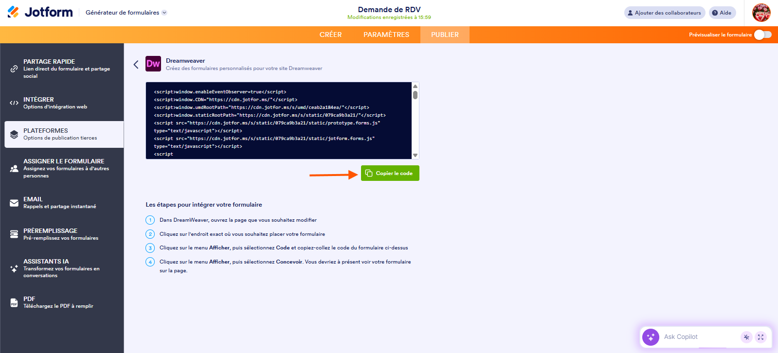 Capture d'écran de la page Dreamweaver dans le Générateur de formulaires Jotform avec une flèche pointant vers le bouton Copier le code
