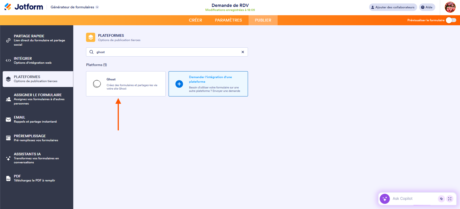 Capture d'écran de la page Plateformes dans le Générateur de formulaires Jotform avec Ghost saisi dans la barre de recherche et une flèche pointant vers l'option Ghost