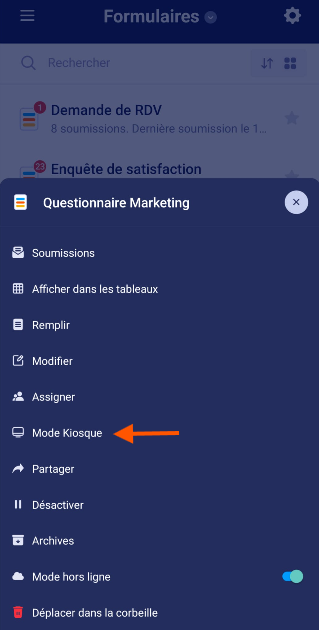 Capture d'écran d'un formulaire dans l'application Jotform Mobile avec une flèche pointant vers Mode Kiosque dans le menu ouvert