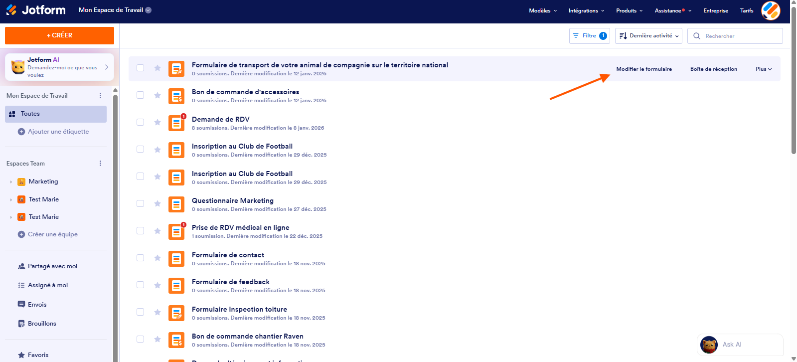 Capture d'écran de la page Mon Espace de Travail dans le Générateur de formulaires Jotform avec une liste de formulaires, un formulaire sélectionné et une flèche pointant vers Modifier le formulaire