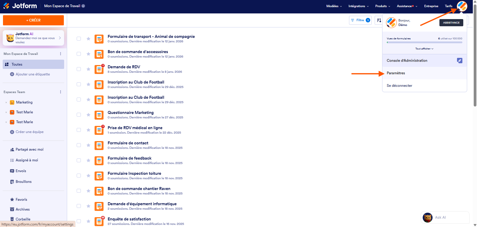 Capture d'écran de la page Mon Espace de Travail du Générateur de formulaires Jotform avec une flèche pointant vers la photo de profil en haut à droite et une autre pointant vers Paramètres dans le menu qui s'est ouvert