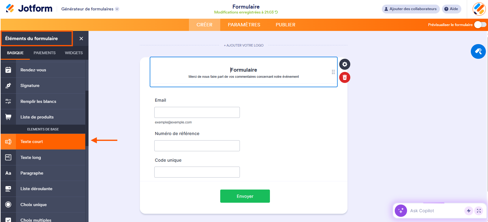 Capture d'écran de l'interface du Générateur de formulaires Jotform avec Éléments du formulaire encadré et une flèche pointant vers Texte court