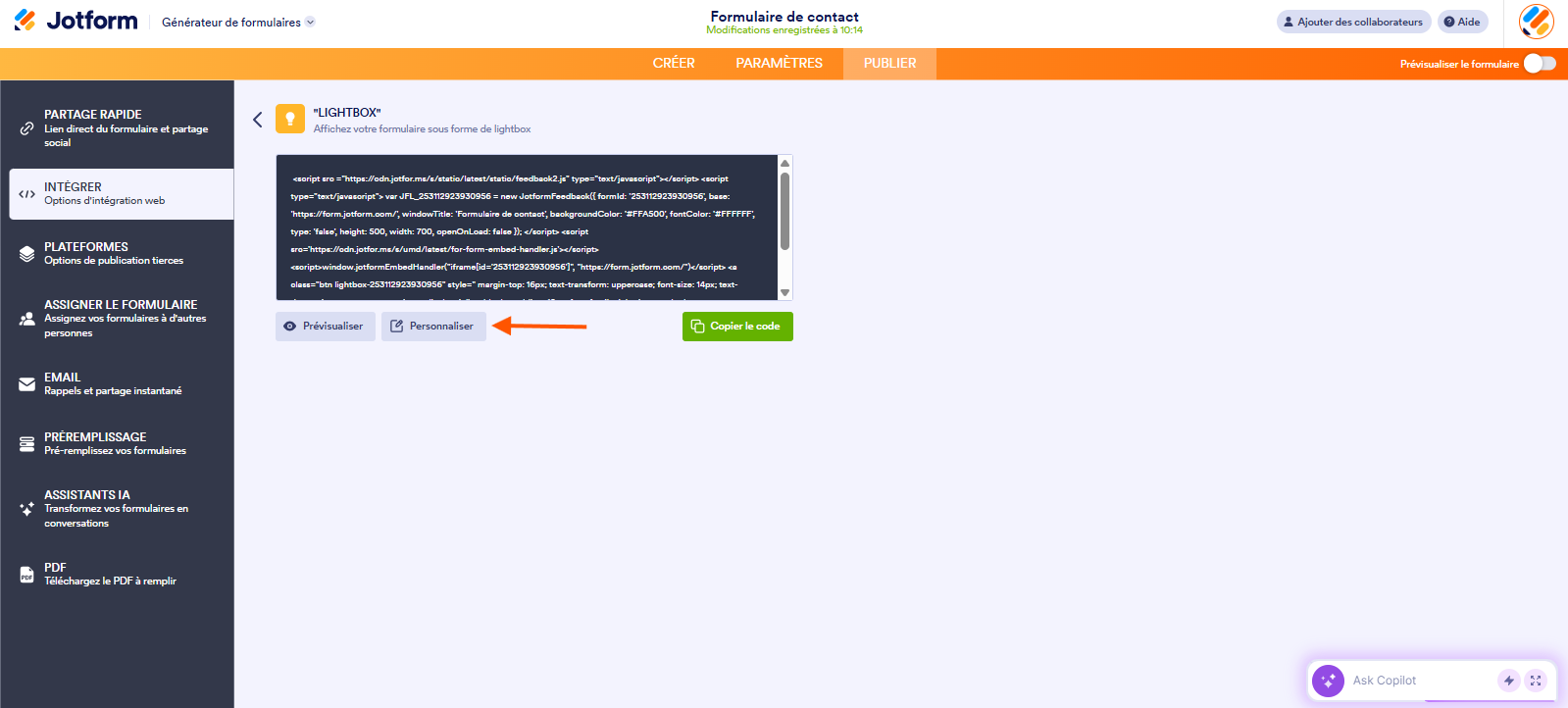 Capture d'écran de la page Lightbox avec une flèche pointant vers le bouton Personnaliser sous le code d'intégration Lightbox dans le Générateur de formulaires Jotform