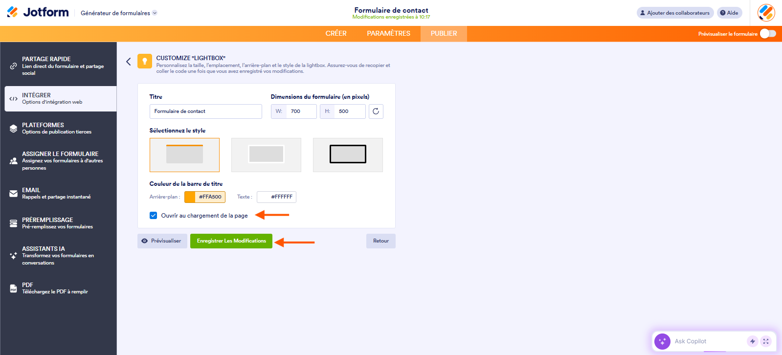 Capture d'écran de la fenêtre Personnaliser Lightbox avec une flèche pointant vers la case à cocher Ouvrir au chargement de la page et une autre pointant vers Enregistrer les modifications