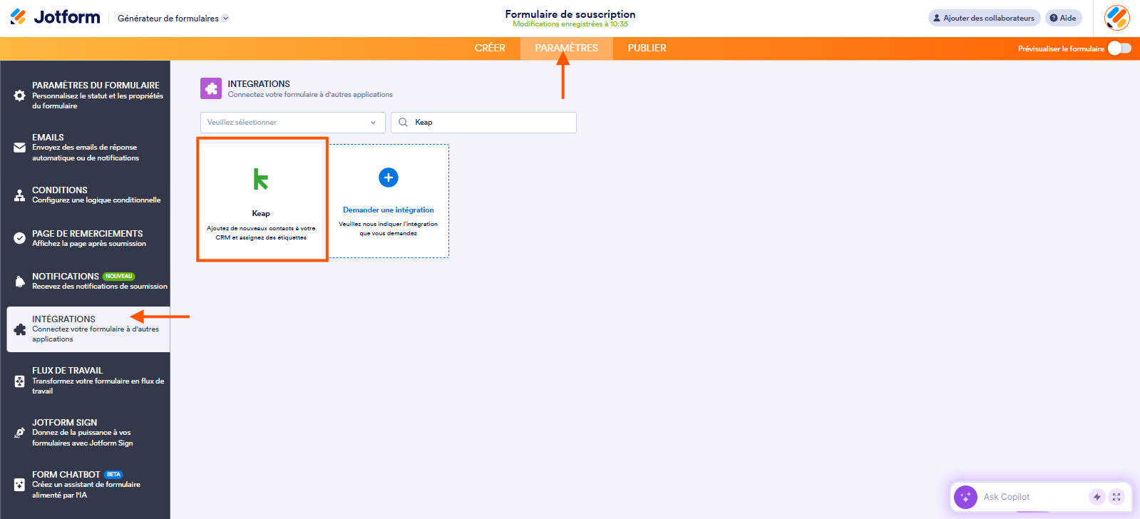 Capture d'écran de la page intégrations dans le Générateur de formulaires Jotform avec une flèche pointant vers Paramètres,, une autre pointant vers Intégrations et un encadré autour de Keap