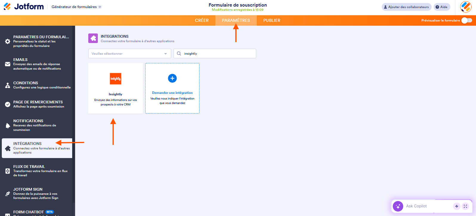 Capture d'écran de la page d'intégration Insightly dans le Générateur de formulaires Jotform avec une flèche pointant vers l'onglet Paramètres, une autre pointant vers Intégrations et une troisième pointant vers Insightly