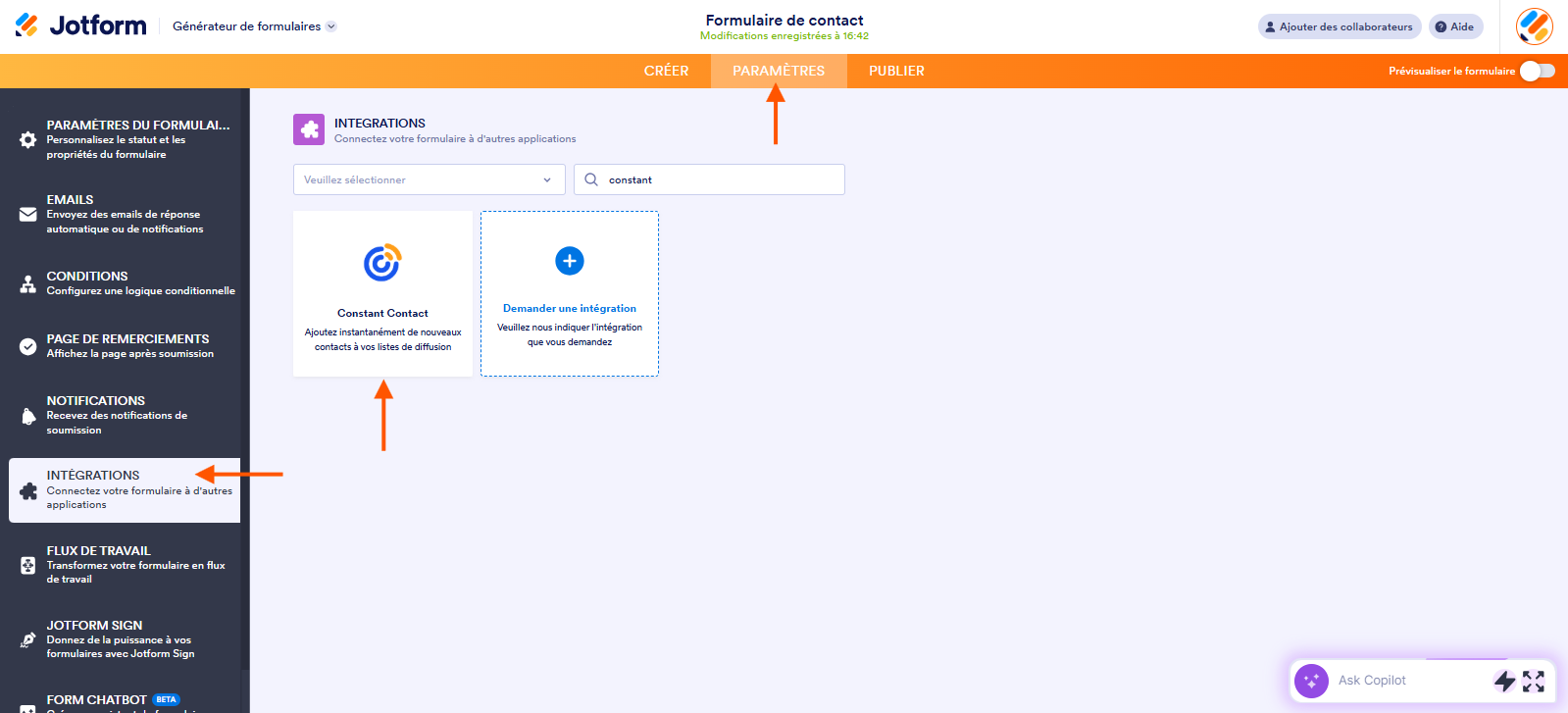 Capture d'écran de la page d'intégration Constant  Contact dans le Générateur de formulaires Jotform avec une flèche pointant vers Paramètres, une autre pointant vers Intégrations et une troisième pointant vers Constant Contact dans les résultats de recherche