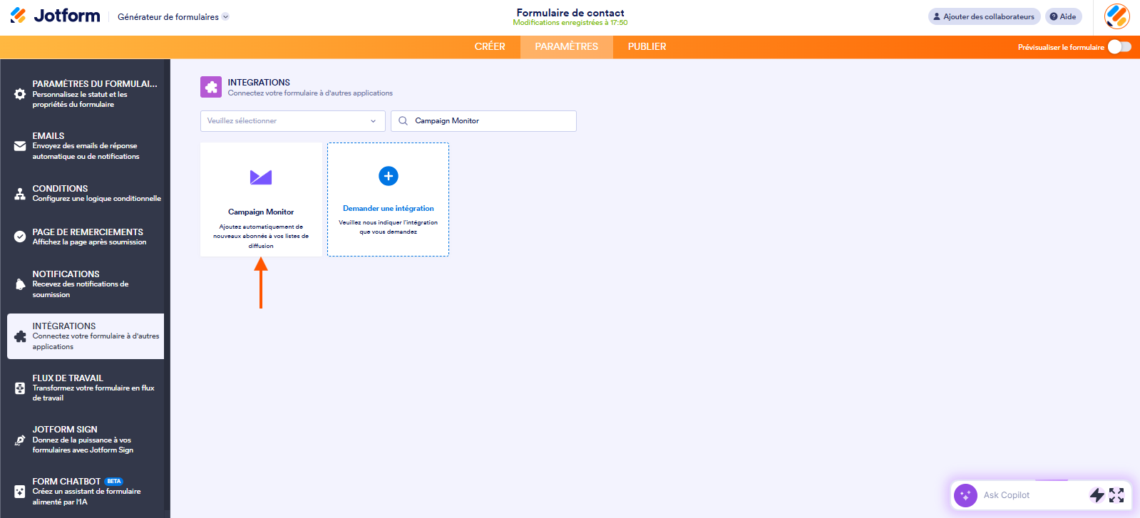 Capture d'écran de la page Intégration dans le Générateur de formulaires Jotform avec une flèche pointant vers l'intégration Campaign Monitor dans la liste des résultats