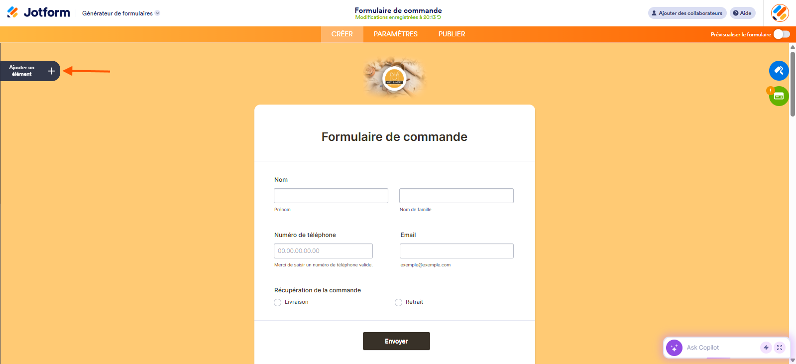 Capture d'écran d'un formulaire dans le Générateur de formulaires Jotform avec une flèche pointant vers le bouton Ajouter un élément
