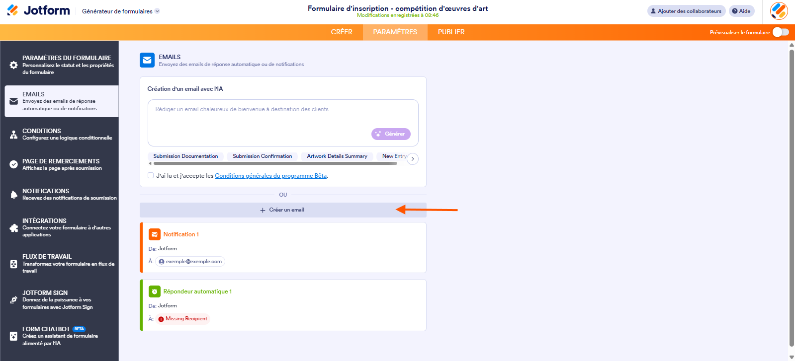 Capture d'écran de la page Emails dans le Générateur de formulaires Jotform avec une flèche pointant vers le bouton + Créer un email