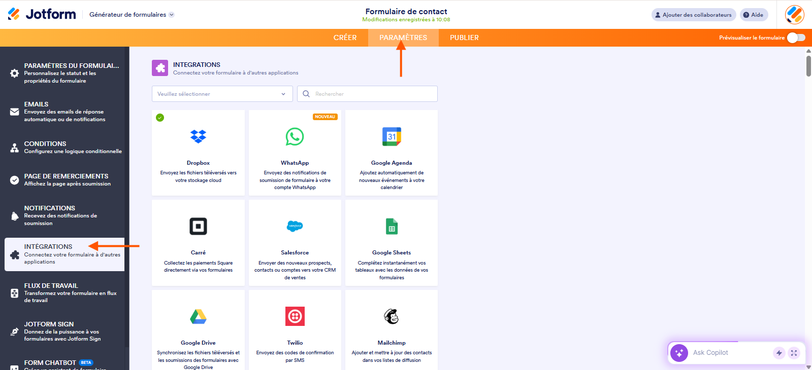 Capture d'écran de la page des intégrations dans le Générateur de formulaires Jotform avec une flèche pointant vers l'onglet Paramètres et une autre vers Intégrations dans le volte de gauche