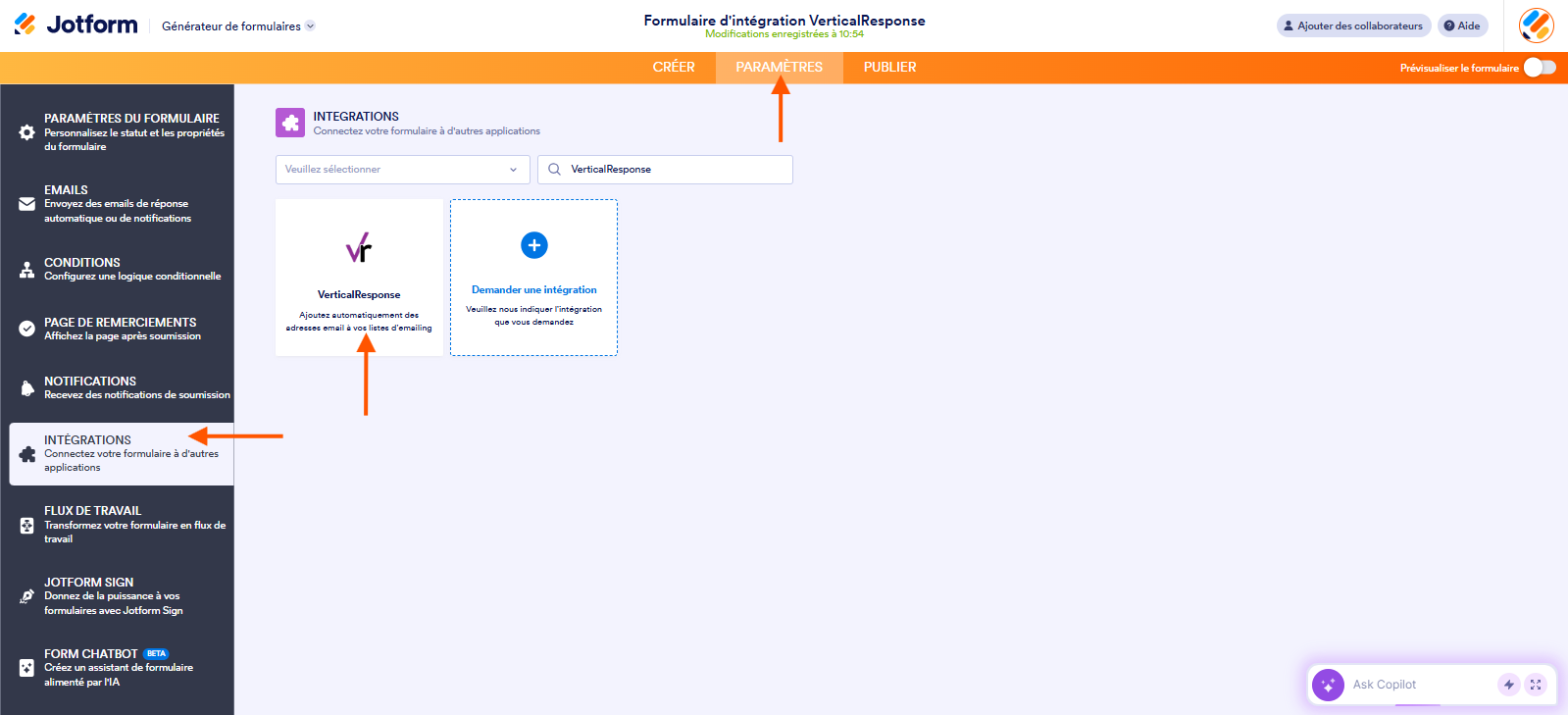 Capture d'écran de la page Intégrations dans le Générateur de formulaires Jotform avec une flèche pointant vers l'onglet Paramètres, une autre vers Intégrations et une troisième vers VerticalResponse dans les résultats de recherche