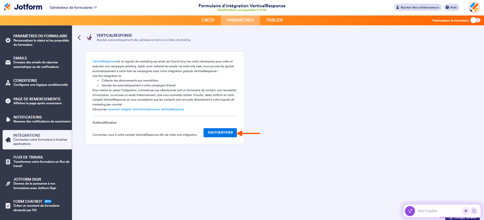Capture d'écran de la page d'intégration VerticalResponse dans le Générateur de formulaires Jotform avec une flèche pointant vers le bouton S'authentifier