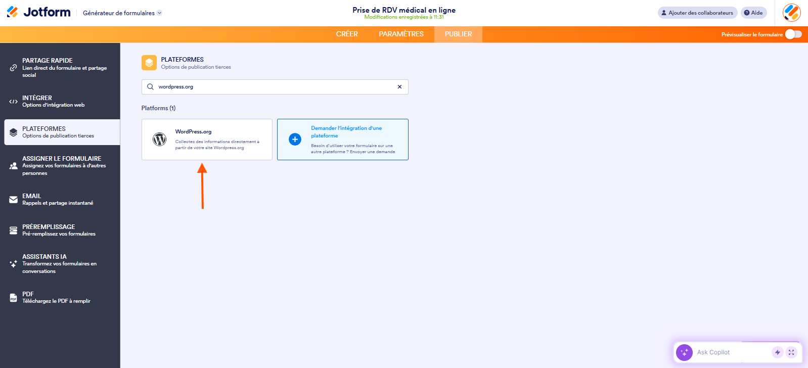 Capture d'écran de la page Plateformes dans le Générateur de formulaires Jotform avec une flèche pointant WordPress