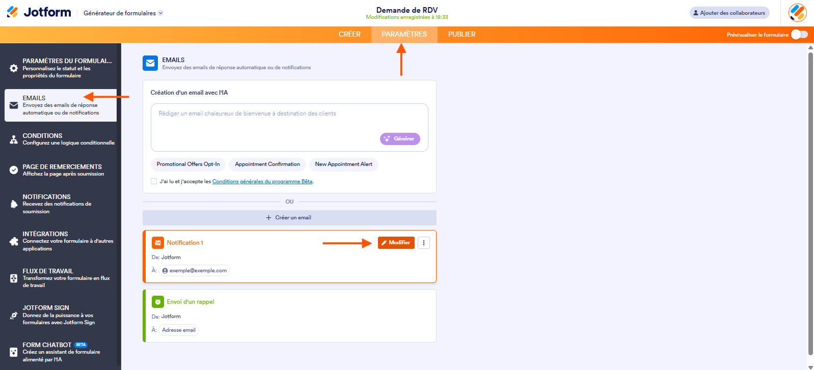 Capture d'écran de la page Emails dans le Générateur de formulaires Jotform avec une flèche pointant vers Paramètres, une autre vers Emails à gauche, une troisième vers le bouton Modifier